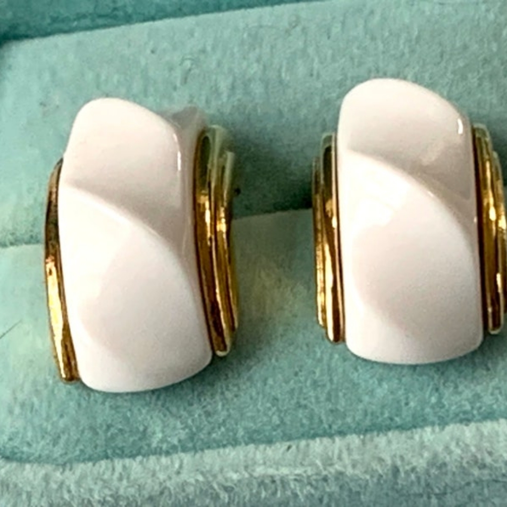 Avon 1988 Classic Twist Beautiful Summer White Pierced Earrings In Gold Tone 38$